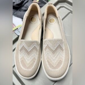 Bzees women’s size 7.5 slip-on shoes ivory metallic chevron print sneakers